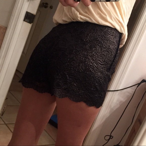 GUESS Dress Shorts 2 - Picture 7 of 7